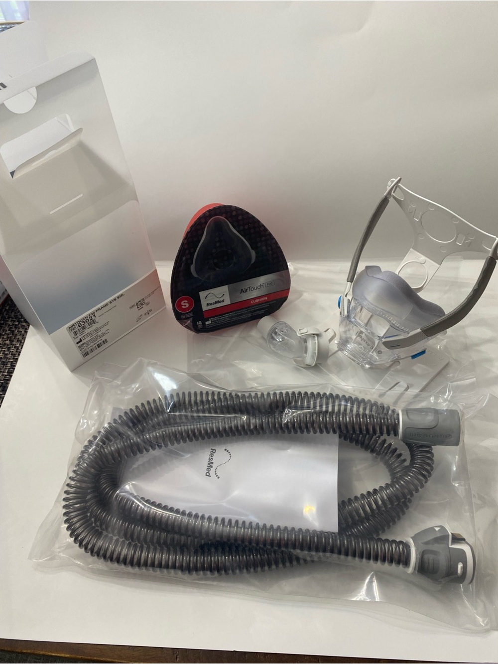 AIRTOUCH F20 FRAME  HOSE  CUSHIONED MASK SZ SMALL